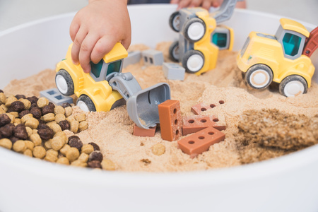 Inspire My Play - Zestaw tacka PlayTRAY + szczypce + mini klocki