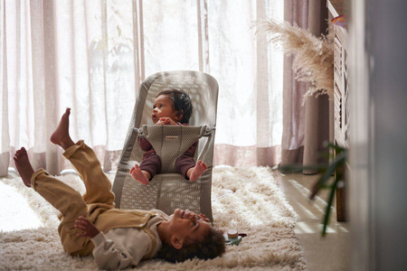 BABYBJORN - leżaczek BLISS MESH - Szarobeżowy +  Zabawka Googly Eyes Pastels