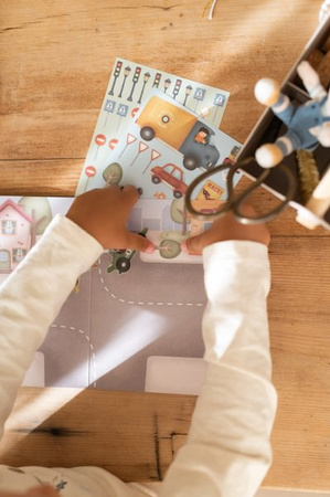 Little Dutch Książeczka z naklejkami Jim na ulicy