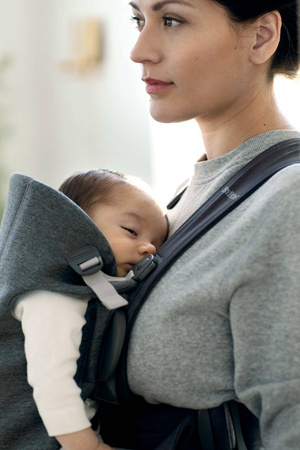 BABYBJORN MINI 3D Jersey – nosidełko, Ciemny Szary