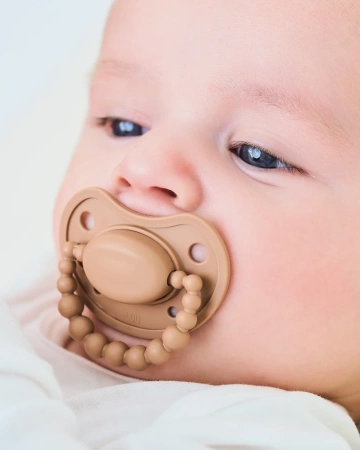 LUU Kids - Smoczek pozycjonujący - Milk Hazelnut