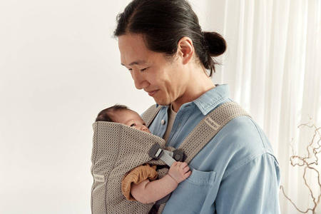 BABYBJORN MINI 3D Mesh – nosidełko, Szary Beż