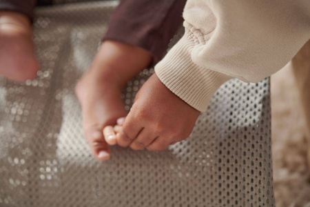 BABYBJORN - leżaczek BLISS MESH - Szarobeżowy +  Zabawka Googly Eyes Pastels