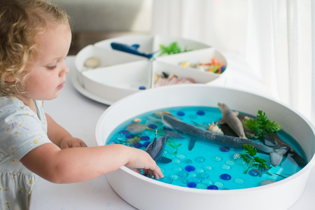 Inspire My Play - Zestaw tacka PlayTRAY + szczypce + mini klocki