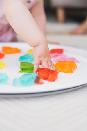 Inspire My Play - Zestaw tacka PlayTRAY + szczypce + mini klocki