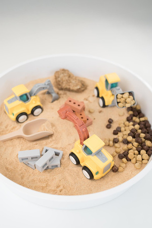 Inspire My Play - Zestaw tacka PlayTRAY + szczypce + mini klocki