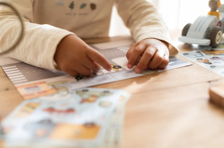 Little Dutch Książeczka z naklejkami Jim na ulicy