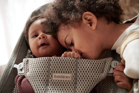 BABYBJORN - leżaczek BLISS MESH - Szarobeżowy +  Zabawka Googly Eyes Pastels