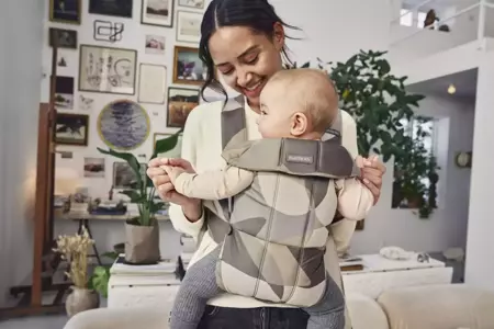 BABYBJORN MINI Cotton – nosidełko, Khaki/Green Print