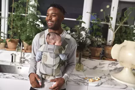 BABYBJORN MINI Cotton – nosidełko, Khaki/Green Print