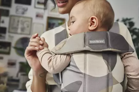 BABYBJORN MINI Cotton – nosidełko, Khaki/Green Print