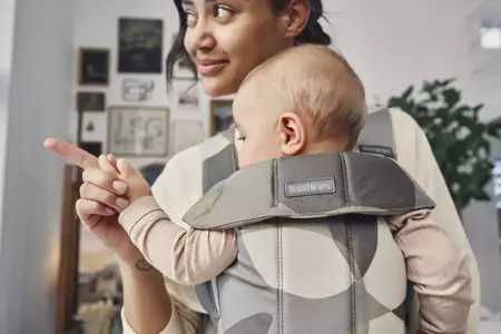 BABYBJORN MINI Cotton – nosidełko, Khaki/Green Print