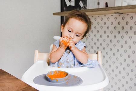 EZPZ - Komplet pierwszych naczyń silikonowych First Foods Set - Szary