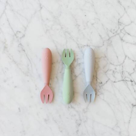 EZPZ Komplet silikonowych sztućców Mini Utensils pastelowa szarość